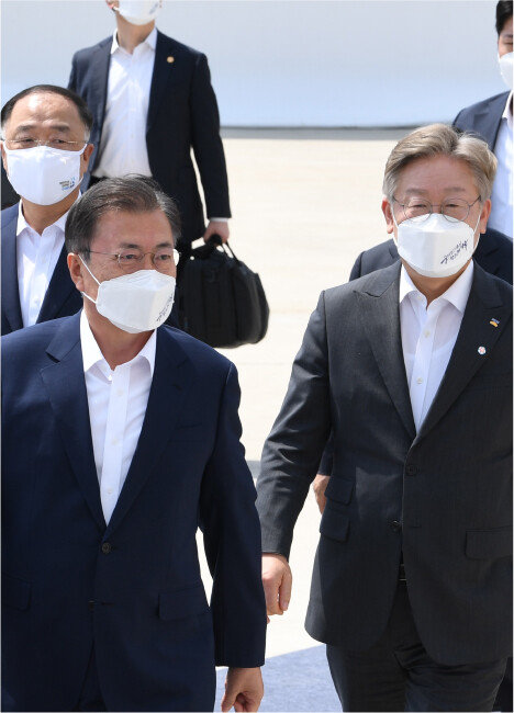 문재인 대통령과 이재명 경기지사가 5월 13일 오후 K-반도체 전략보고 행사장인 경기 평택 삼성전자 평택단지 3라인 건설 현장으로 함께 입장하고 있다. [청와대 사진기자단]