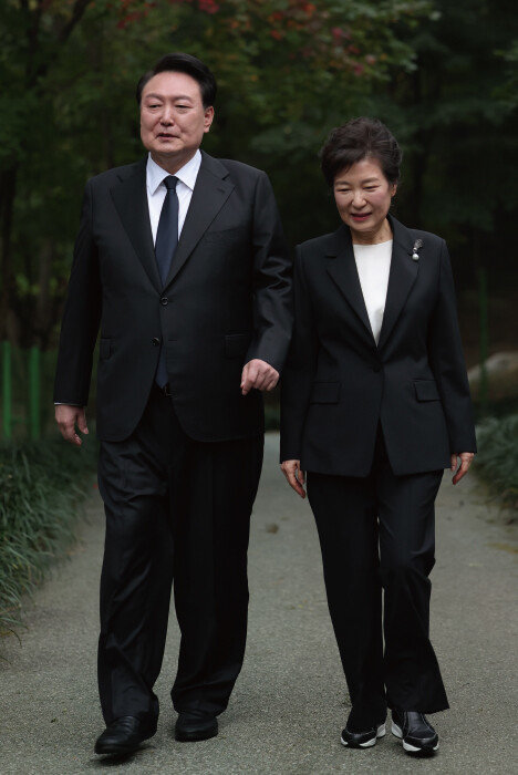 윤석열 대통령과 박근혜 전 대통령이 10월 26일 서울 동작구 국립서울현충원 박정희 전 대통령 묘역에서 박 전 대통령 서거 제44주기 추도식 후 묘소 참배를 마치고 함께 걸으며 대화하고 있다. [대통령실]