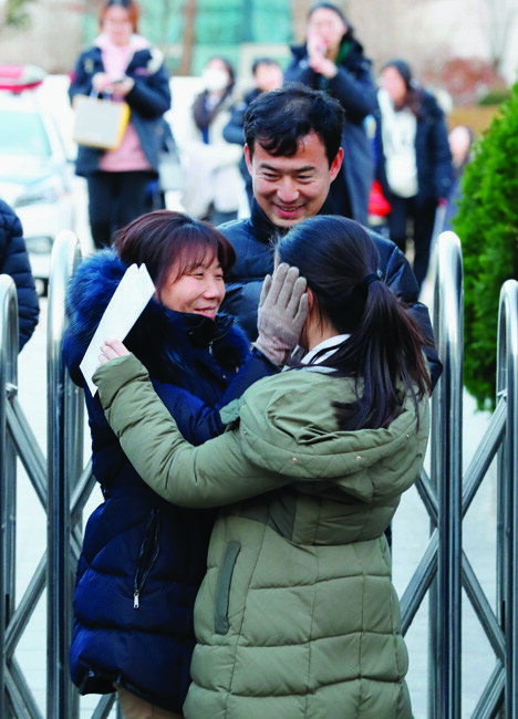 오후 5시 무렵 서울 종로구 덕성여고 앞에서 한 부모가 수능을 끝내고 나온 딸의 얼굴을 감싸며 다독이고 있다.