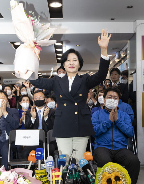 4월 16일 서울 동작구 선거사무소에서 이수진 더불어민주당 후보가 21대 총선 당선이 확실시된 후 꽃다발을 들고 인사하고 있다. [박해윤 기자]
