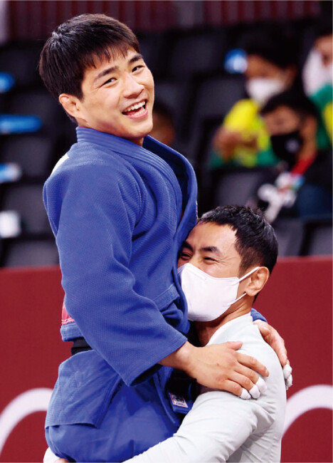 유도대표팀 안창림 선수가 7월 26일 일본 유도의 심장인 도쿄 일본 부도칸에서 동메달을 목에 걸었다. 재일동포 3세인 그는 8년 전 이곳에서 전일본학생선수권대회 정상에 올랐고 일본 유도계가 귀화를 요청했으나 거부한 뒤 태극마크를 달았다. 동메달을 따낸 뒤 코치와 기뻐하는 안창림 선수. [뉴시스]