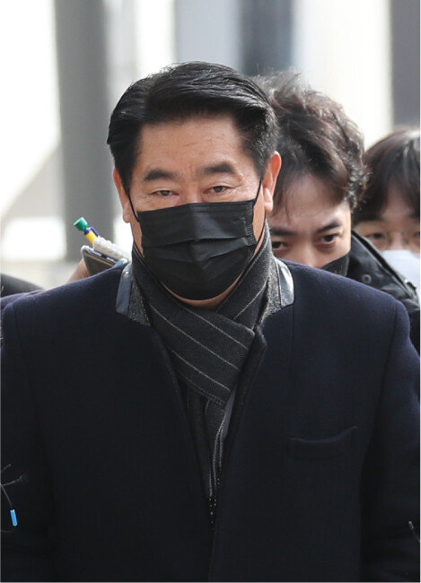 성남시의회 의장을 지낸 최윤길 화천대유자산관리 부회장이 지난해 11월 26일 소환 조사를 위해 경기 수원시 경기남부경찰청으로 출석하고 있다. 최 부회장은 성남시의회 의장 시절 화천대유 측의 제안을 받고 성남도시개발공사 조례를 통과시켜 준 혐의를 받고 있다. [동아DB]