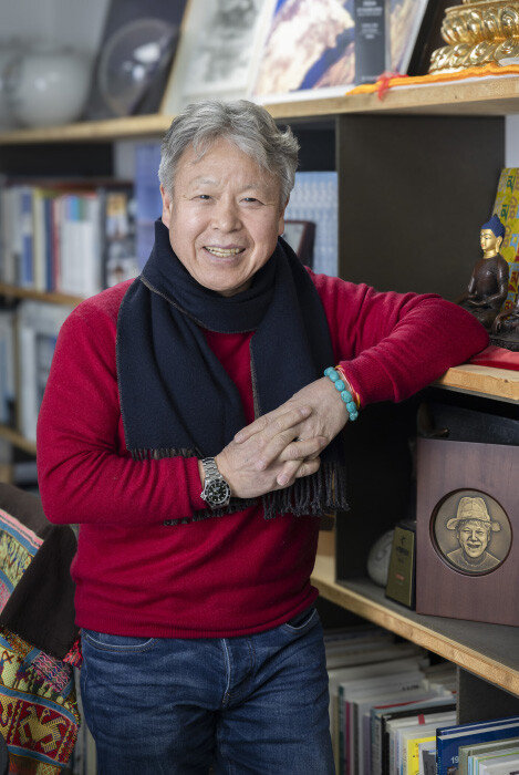 엄홍길 대장은 아침에 일어나자마자 찬물과 더운물을 반씩 섞은 ‘음양탕’ 500ml를 마신다. [박해윤 기자]