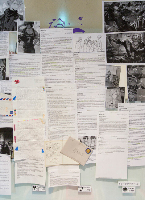 서울 마포 체리츠 사무실 게시판에는 세계 각국에서 온 ‘팬레터’가 가득 붙어 있다. [김도균 기자]