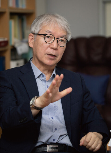 8월 1일 서울시립대 법학전문대학원 연구실에서 ‘신동아’와 인터뷰 중인 이창위 교수. [박해윤 기자]