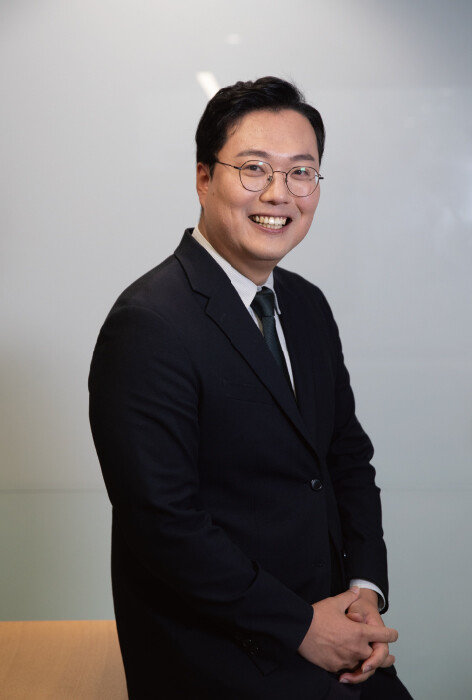 1월 9일 ‘신동아’와 인터뷰하기에 앞서 사진 촬영을 위해 포즈를 취한 천하람 개혁신당 최고위원. [지호영 기자]
