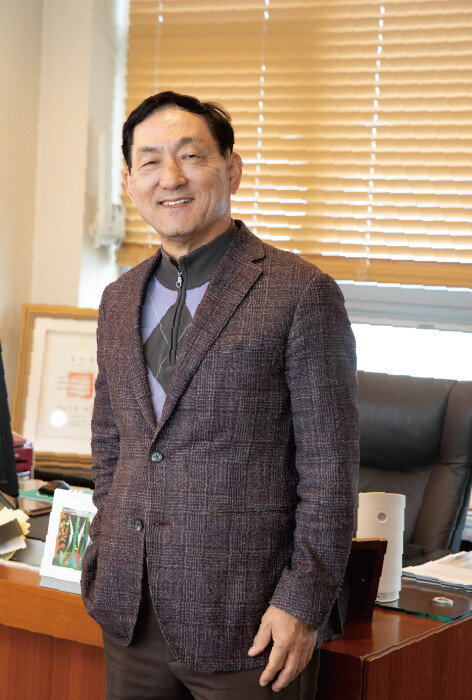 삼성반도체의 신화를 만든 주역 중 한사람인 임형규 전 삼성전자 사장은 “글로벌 첨단산업에서 부의 신대륙이 만들어지고 있다”며 “반도체 메모리의 성취를 이어가려면 엔지니어에 대한 교육과 평가 모든 것이 바뀌어야 한다”고 했다.
[지호영 기자]