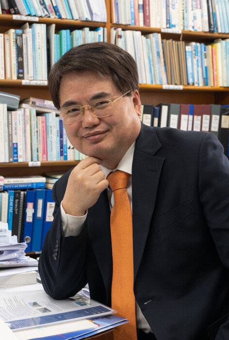 김태완 서울대 조선해양공학과 교수. 
미국 애리조나주립대 컴퓨터공학 박사(1993~1996), 
서울대 경력개발센터 소장(2010~2014), 
미국 매사추세츠공과대학(MIT) 방문학자(2018~2919), 
서울대 캠퍼스타운사업단장(2020~2023), 
서울시 서울AI발전협의회 위원(2019~2021). 
현재 대통령직속 국가과학기술자문회의 심의위원, 
한국공학한림원 컴퓨팅분과 정회원으로 활동하고 있다. 
[홍태식 객원기자]