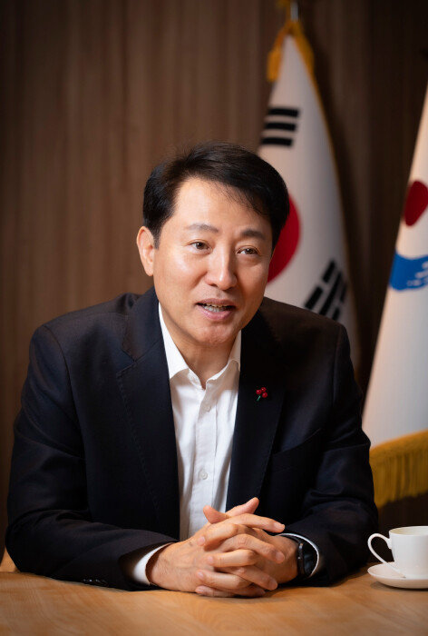 지난해 12월 14일 서울시장 집무실에서 ‘신동아’와 인터뷰 중인 오세훈 서울시장. [박해윤 기자]