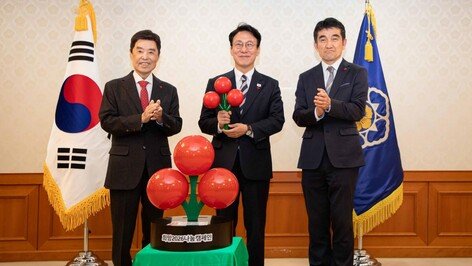 김민석 총리, ‘희망2026 나눔캠페인’ 성금 전달