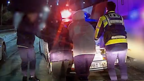 임신부 태운 경찰차, 빙판길 헛바퀴…그순간 ‘시민 어벤져스’가 나타났다 (영상)