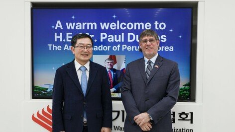파울 두클라스 주한페루대사, 백승주 전쟁기념사업회장과 환담