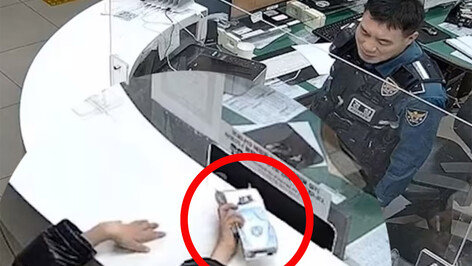 “저 기억하시나요?”…친절 경찰관 다시 찾은 아이의 깜짝 선물