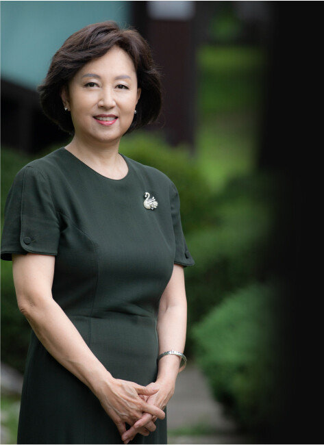 서울 신문로 성곡미술관에서 포즈를 취한 ‘성경읽는 신권사’ 신은경 전 KBS 아나운서. [박해윤 기자]