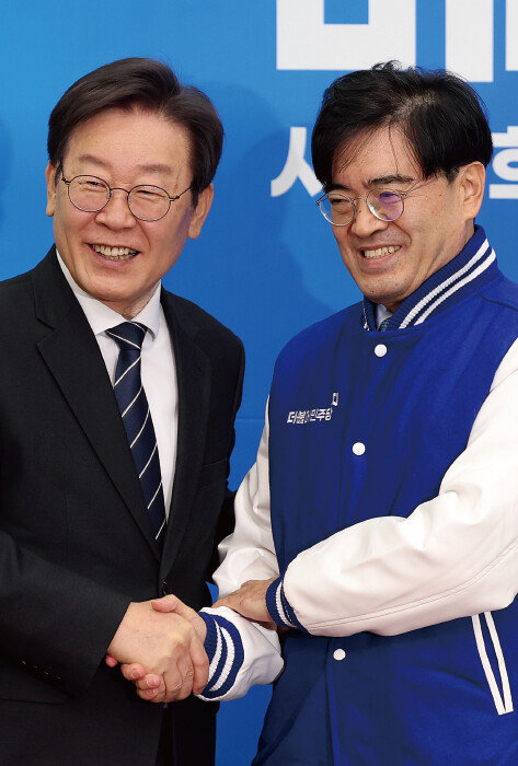 더불어민주당 이재명 대표(왼쪽)가 1월 22일 국회에서 열린 인재 영입식에서 공영운 경기 화성을 후보와 악수하고 있다. [동아DB]