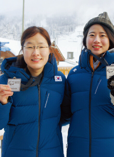 양재림 선수는 평창동계패럴림픽에서 4년 전 소치에서 4위에 그친 설욕을 만회한다는 각오다. 위 사진은 시각장애를 가진 그와 함께 경기를 치를 가이드 고운소리(오른쪽).[사진제공·대한장애인체육회]