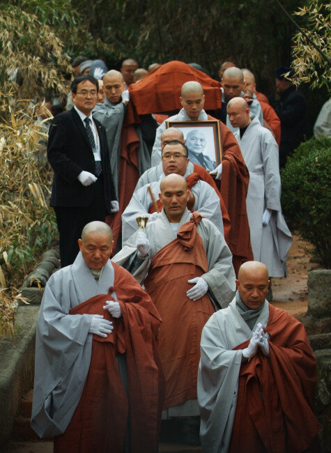 2010년 3월 13일 법정스님 운구 장면. 유재철 씨는 “스님의 마지막 모습이 너무 편안해 보여 흔들어 깨울 뻔했다”며 “생전에 ‘관도 준비하지 말라’고 하셨지만 다비장까지는 어쩔 수 없이 운구가 필요해 평소 쓰시던 다나무 평상에 모셔 옮겼다”고 했다. [김영사]