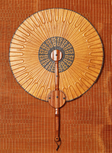 윤선(輪扇). 조선시대 후기. 마차 바퀴를 닮은 부채. 대개 햇빛을 가리는 용도로 사용했다.