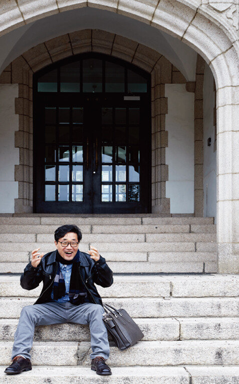 김태연 작가가 1979년 3월 6일 동갑내기 신입생이던 기형도와 첫 인연을 맺었던 연세대 언더우드관 돌계단에서의 상황을 설명하고 있다. [홍중식 기자]