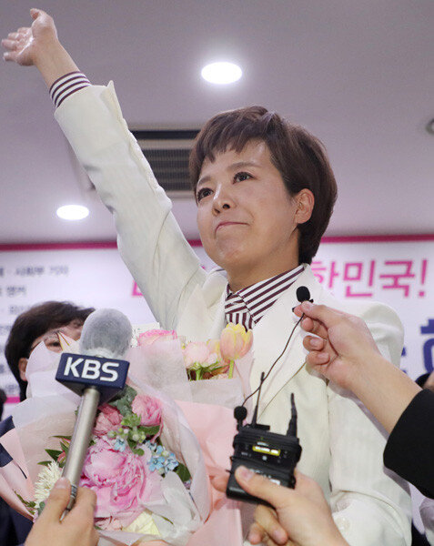 4월 16일 경기 성남시 선거사무소에서 김은혜 미래통합당 성남시 분당갑 후보가 당선이 확실시되자 기뻐하고 있다. [뉴스1]