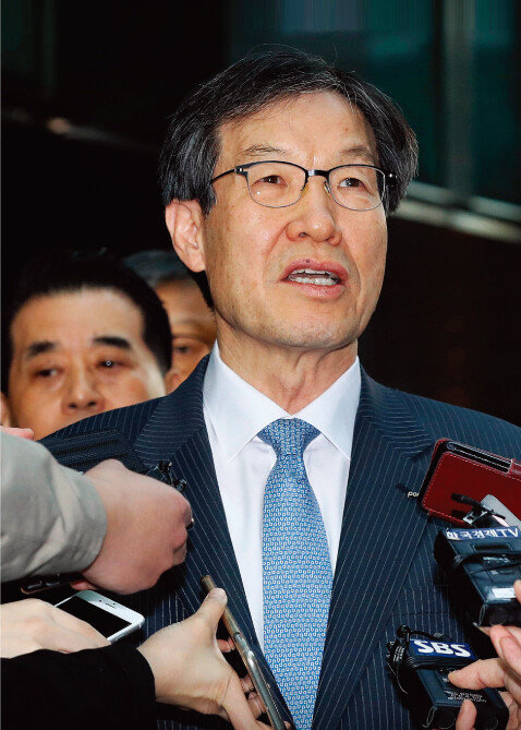 최근까지도 강한 경영 의지를 보였던 권오준 포스코 회장이 돌연 사퇴를 결심하자 그 배경을 두고 여러 추측이 나오고 있다. [동아DB]