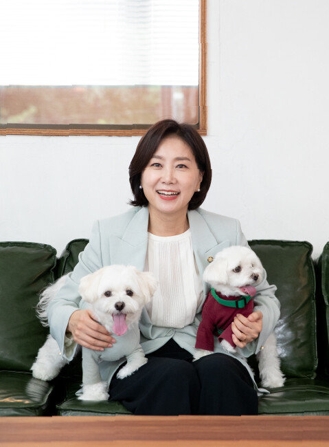 8월 10일 서울 영등포구 한 카페에서 허은아 의원이 반려견 쫑이, 몽이와 함께 사진 촬영을 하고 있다. 이날 허 의원은 “반려인과 비반려인이 서로를 이해할 수 있는 문화를 조성해야 한다”고 말했다. [지호영 기자]