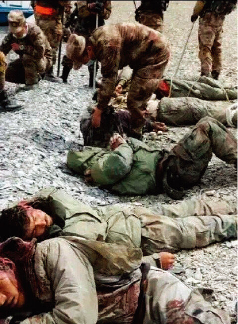 지난해 6월 중국과 인도의 국경 지역에서 중국군이 인도군 병사를 포박해 위협하고 있다. [웨이보 캡처]