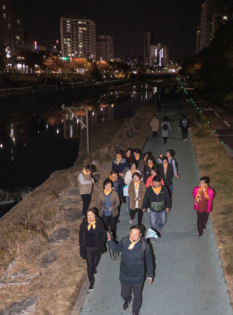 11월 11일 서울 은평구에서 진행된 구민 걷기대회 참가자들이 어스름한 불광천변을 걷고 있다. [박해윤 기자]