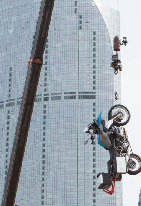 세계에서 가장 질긴 신발끈 헤라클레이스 한 가닥이 오토바이 무게를 견디고 있다. [코오롱스포츠]