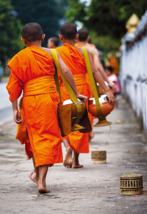 승려들의 탁발 행렬로 하루를 시작하는 루앙프라방. [GettyImages]