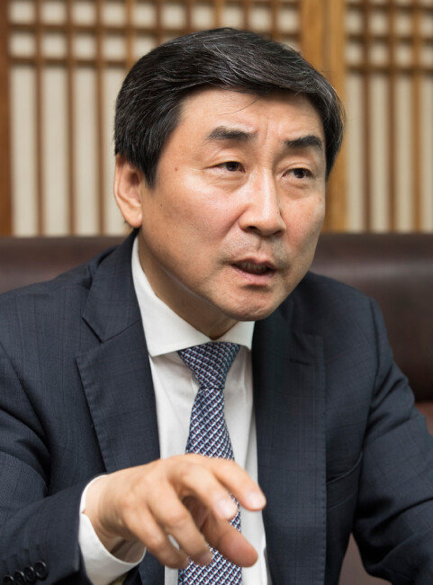 이종걸 의원은 당·청 관계와 관련해 “당과 청와대가 영역을 좀 달리하는 방법도 있다”고 말한다. [조영철 기자]