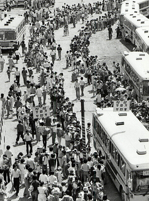 1982년 마장시외버스터미널에 몰린 인파. [동아DB]