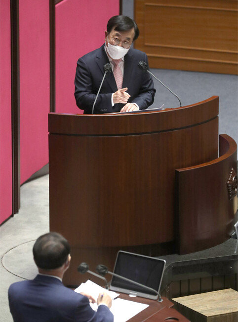 4월 20일 국회 경제분야 대정부질문에서 서병수 국민의힘 의원이 홍남기 국무총리 직무대행(부총리 겸 기획재정부장관)에게 이명박·박근혜 전 대통령 사면에 관해 질의하고 있다. [동아DB]