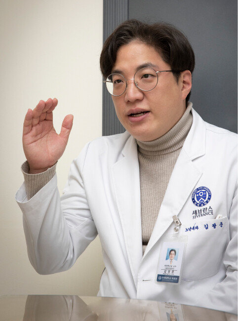 김광준 연세대 신촌세브란스병원 노년내과 교수는 “코로나19 감염을 우려해 집 안에만 있기보다는 마스크를 잘 쓰고 밖에 나가 운동을 하고 사람들과 교류하는 게 좋다”고 밝혔다. [박해윤 기자]
