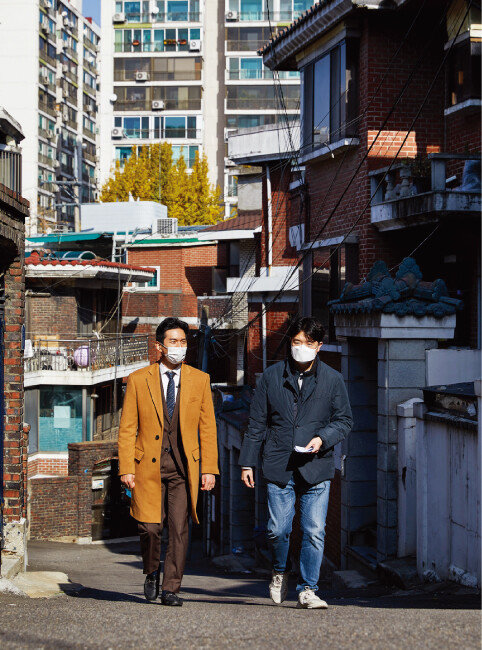 11월 16일 김제경 투미부동산컨설팅 소장(왼쪽)과 기자가 서울 동작구 흑석뉴타운을 둘러보고 있다. [홍중식 기자]