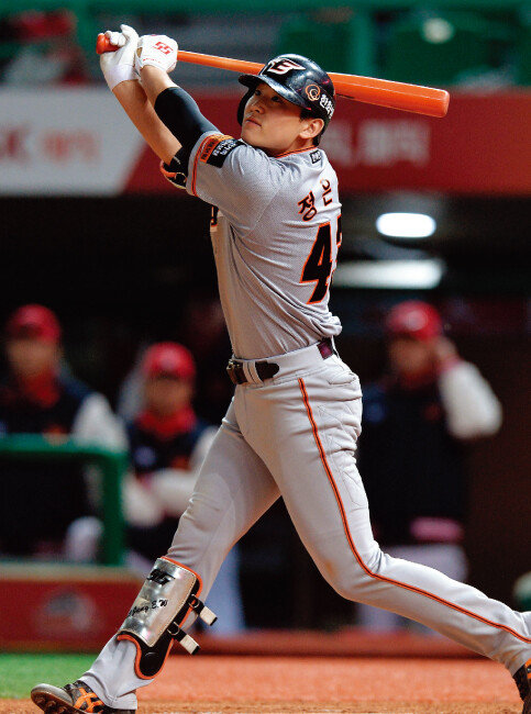 5월 8일 인천 SK행복드림구장에서 열린 2019 KBO 리그 SK 와이번스와 한화 이글스의 경기에서 한화 정은원이 타격을 하고 있다. [동아DB]