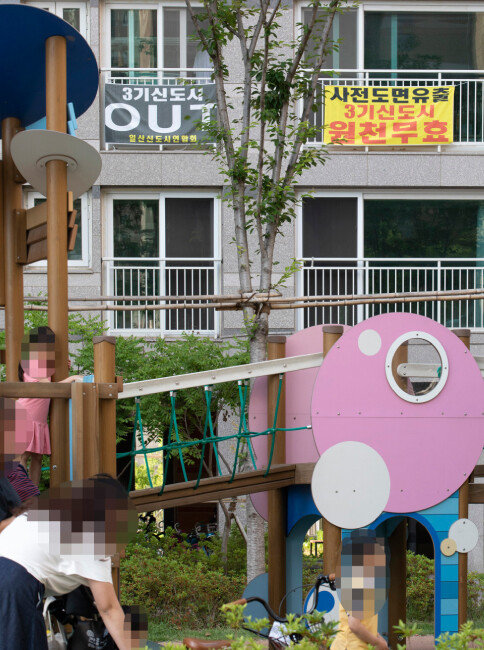 일산동구에 위치한 한 신축 아파트 베란다에 3기 신도시를 반대하는 내용의 현수막이 걸려 있다. [박해윤 기자] 