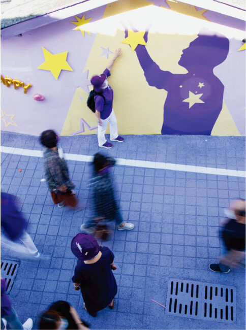 김호중의 그림자가 그려진 벽 앞에서 한 아리스가 손을 뻗고 있다. 그림자 손이라도 잡아보고 싶어서다. 지금은 군복무 중이라 만날 수 없는 김호중을 향한 그리움이 엿보인다. [지호영 기자]