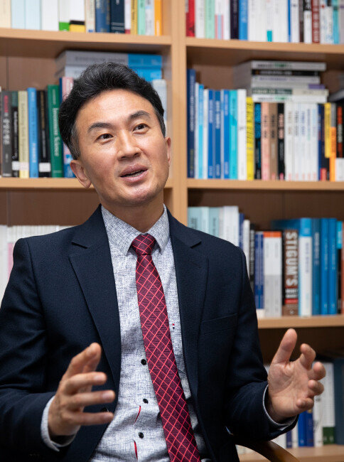 8월 4일 황세운 자본시장연구원 선임위원은 ‘신동아’와 인터뷰하면서 “코스닥이 더 성숙한 시장이 되기 위해선 기관투자자가 늘어나야 한다”고 말했다. [박해윤 기자]