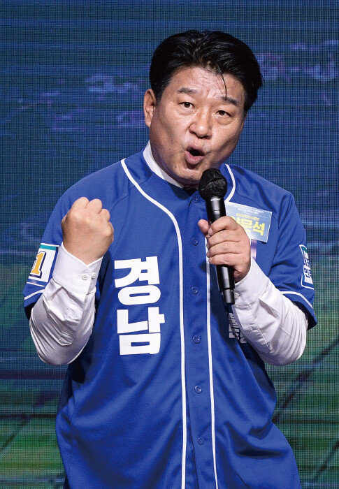 2022년 5월 11일 서울 여의도 국회 의원회관에서 열린 ‘더불어민주당 제8회 전국동시지방선거 및 재보궐선거 통합선거대책위원회 출범식’에서 양문석 당시 더불어민주당 경남지사 후보가 연설하고 있다. 그는 지난해 경기 안산상록갑 국회의원 도전 의사를 밝히며 지역구 현역의원인 전해철 후보에 대해 “수박”이라고 비판한 바 있다. [뉴스1]