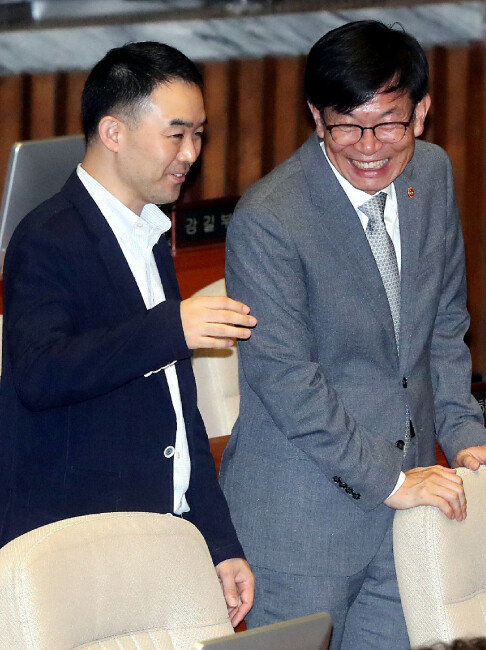 채이배 바른미래당 의원과 김상조 공정거래위원장이 8월 30일 오후 서울 여의도 국회에서 열린 본회의에서 대화를 나누고 있다. [뉴스1]