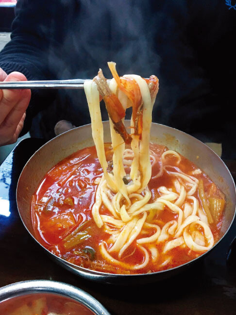 얼큰한 맛이 일품인 육개장칼국수. [사진 제공·김민경]
