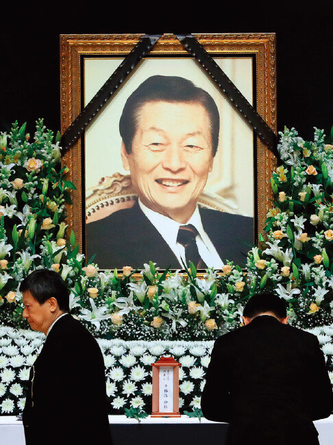 2020년 1월 22일 신동주 전 롯데홀딩스 부회장(왼쪽)이 서울 송파구 롯데월드몰 콘서트홀에서 엄수된 신격호 롯데그룹 명예회장 영결식에서 신동빈 롯데그룹 회장과 나란히 헌화한 뒤 먼저 자리로 향하고 있다. [뉴스1]
