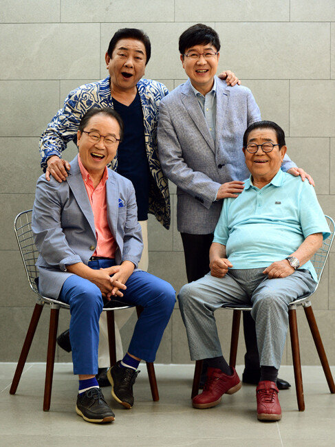 송해는 2017년 MBC 예능프로그램 ‘세상에 모든 방송’에 이상벽, 허참, 임백천(왼쪽 아래부터 시계방향)과 함께 고정 출연했다. [동아DB]