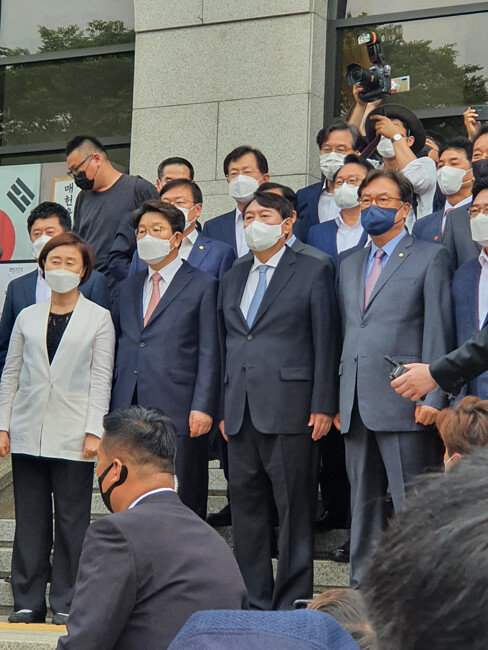윤석열 전 검찰총장이 ‘국민 기자회견’에 앞서 국민의힘 의원들과 기념촬영을 하고 있다.
윤 전 총장 왼쪽이 권성동 의원, 오른쪽이 정진석 의원이다. [오홍석 기자] 