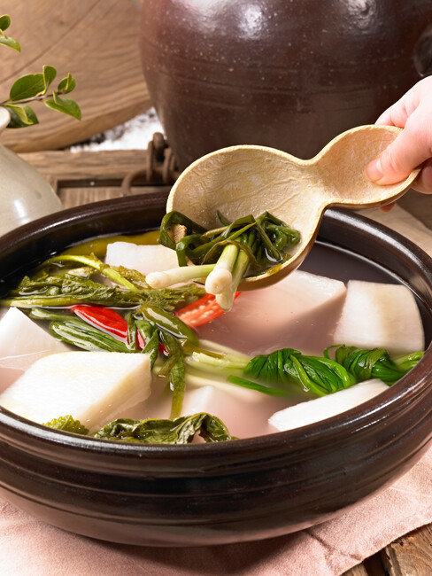 시원한 국물과 담백한 무 맛으로 입맛을 사로잡는 겨울김치 동치미. [GettyImage]