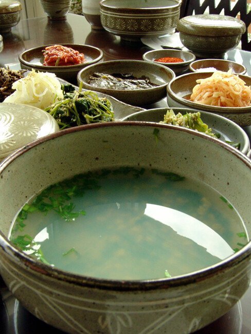 경남 하동에서 쉽게 만날 수 있는 재첩국 정식. 뽀얀 국물에 밥을 말아 재첩살과 같이 먹으면 쓰린 속이 쉬 풀린다. [동아DB]