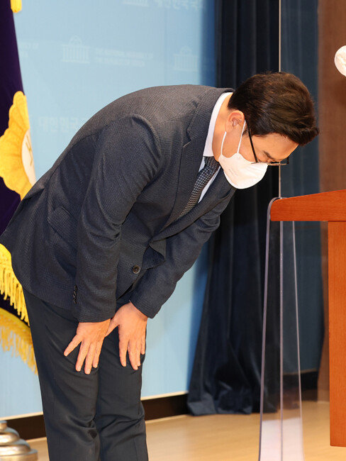 국민의힘 김성원 의원이 8월 12일 서울 여의도 국회 소통관에서 전날 수해 복구 자원봉사 현장에서 한 "솔직히 비 좀 왔으면 좋겠다. 사진 잘 나오게" 발언에 대해 대국민 사과 기자회견을 하며 고개 숙이고 있다. [뉴스1]