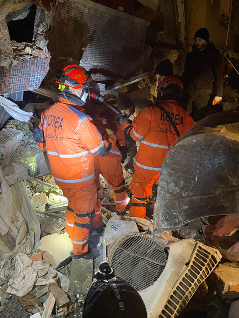 KDRT 대원들이 2월 9일(현지 시간) 튀르키예 동남부 하타이주(州)의 안타키아 고등학교에서 구호 활동 시작 후 처음으로 70대 남성 생존자를 구조하고 있다. [KDRT 제공] 