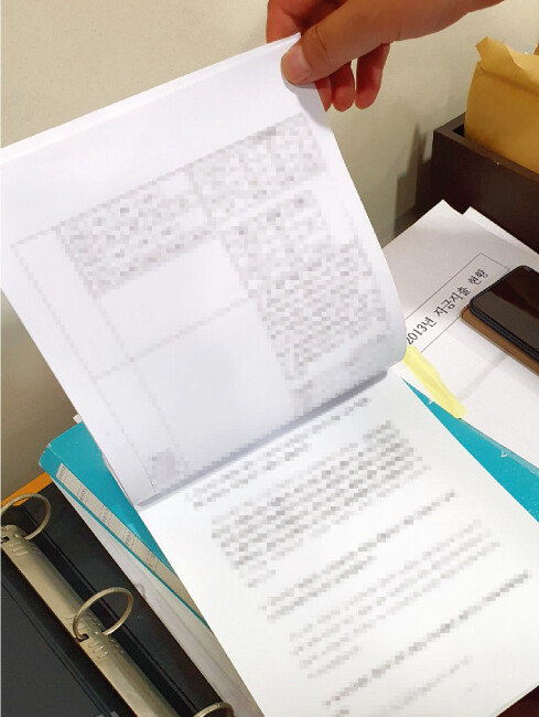 6월 21일 오후 서울 서초구 한 사무실에서 중소기업 횡령 피해자 소모 씨가 소송 관련 서류를 살펴보고 있다. [김우정 기자]